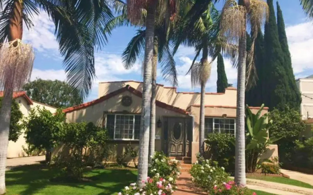 photo 3 of Cozy 2 Bedroom Guesthouse In Beverly Hills