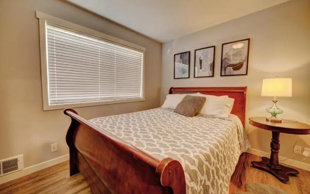 photo 2 of Cozy 2 Bedroom Townhouse in Northgate