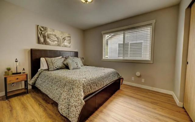 photo 3 of Cozy 2 Bedroom Townhouse in Northgate