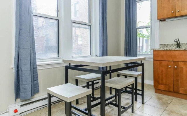photo 3 of Cozy 3 Bed/1ba Apt in Heart of North End