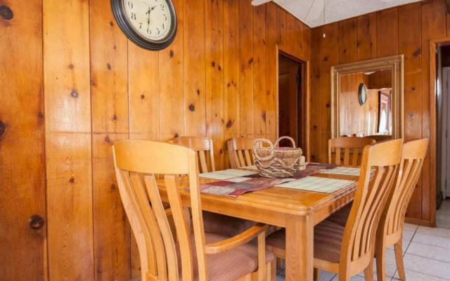 photo 4 of Cozy 3BD Wood House