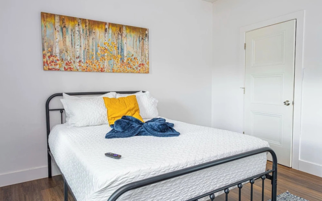 photo 2 of Cozy and Gorgeous 2br/1ba Near Amazing Downtown