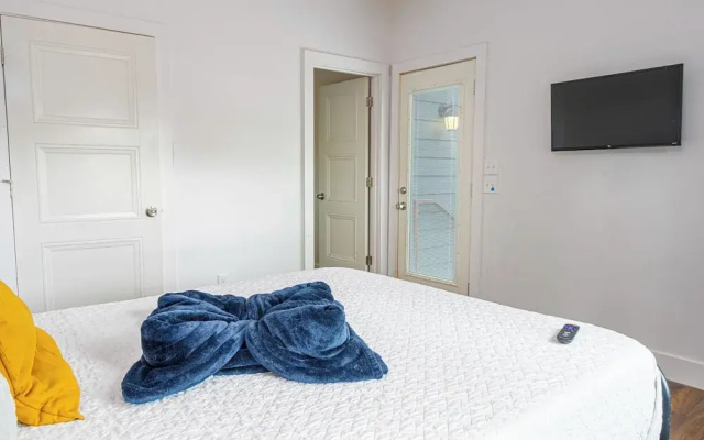 photo 3 of Cozy and Gorgeous 2br/1ba Near Amazing Downtown