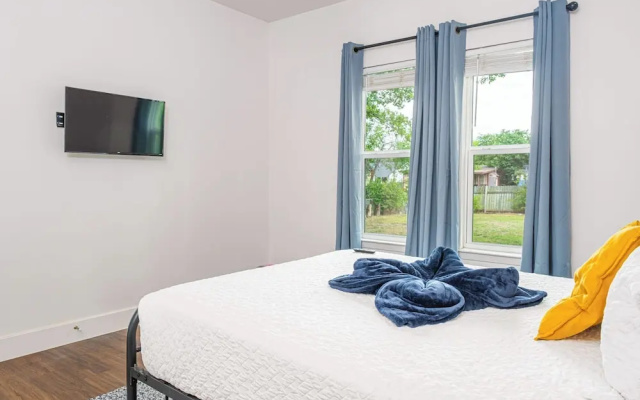photo 4 of Cozy and Gorgeous 2br/1ba Near Amazing Downtown