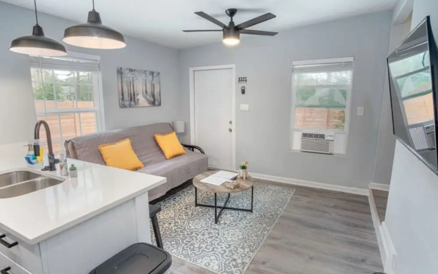 photo 2 of Cozy and Lovely 2BR 1BA Apt#b Near Lively Downtown