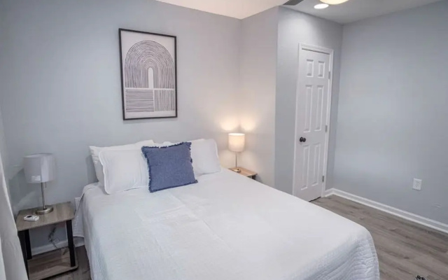 photo 3 of Cozy and Lovely 2BR 1BA Apt#b Near Lively Downtown