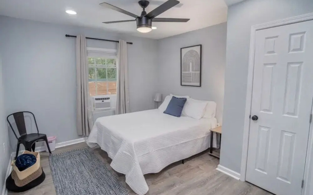 photo 4 of Cozy and Lovely 2BR 1BA Apt#b Near Lively Downtown