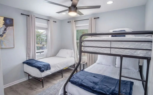photo 5 of Cozy and Lovely 2BR 1BA Apt#b Near Lively Downtown