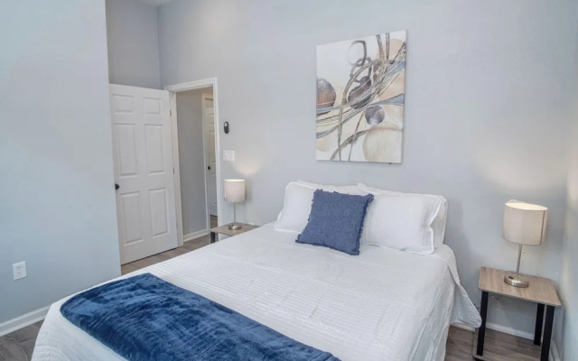photo 2 of Cozy and Lovely 2BR 2BA Apt#a Near Lively Downtown