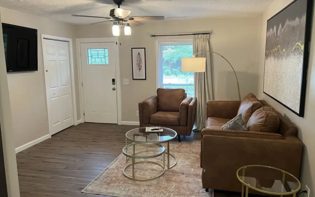 photo 3 of Cozy And Peaceful - Great Outdoor Space 3 Bedroom Home by Redawning