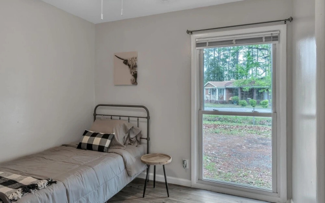photo 4 of Cozy And Peaceful - Great Outdoor Space 3 Bedroom Home by Redawning
