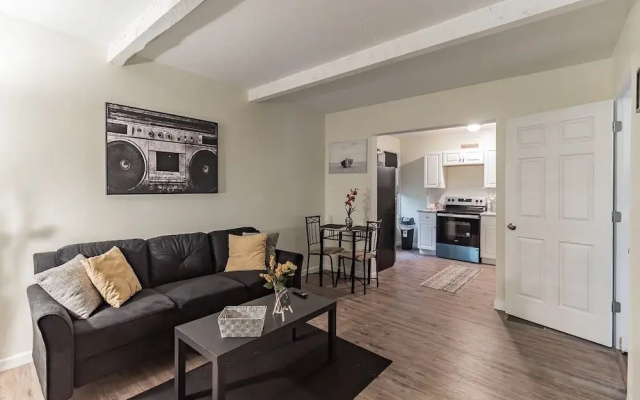 photo 2 of Cozy Apt Near Uc, Hospital And Zoo! Amazing Location! 1 Bedroom Apts by Redawning