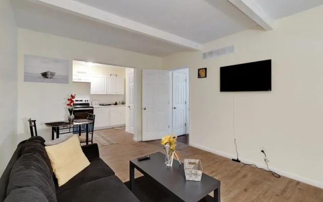 photo 3 of Cozy Apt Near Uc, Hospital And Zoo! Amazing Location! 1 Bedroom Apts by Redawning