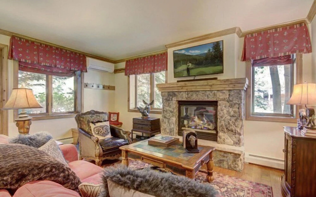 photo 2 of Cozy & Central Arrowhead Ge Townhome 2 Bedroom Condo by RedAwning