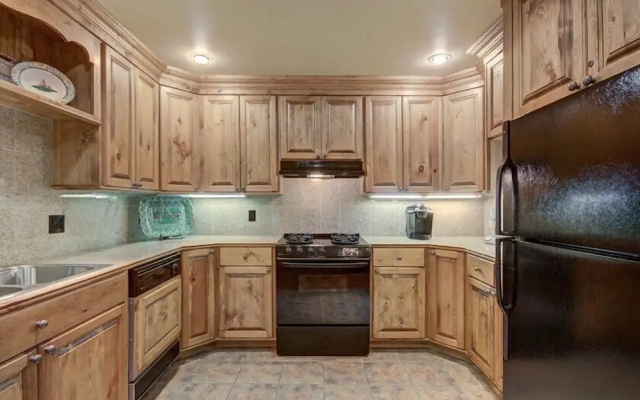 photo 3 of Cozy & Central Arrowhead Ge Townhome 2 Bedroom Condo by RedAwning
