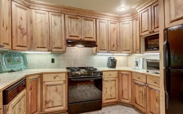 photo 4 of Cozy & Central Arrowhead Ge Townhome 2 Bedroom Condo by RedAwning