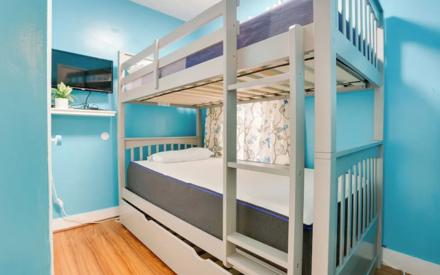 photo 2 of 8 Mi to Metlife Stadium: Pet-friendly Home w/ Yard