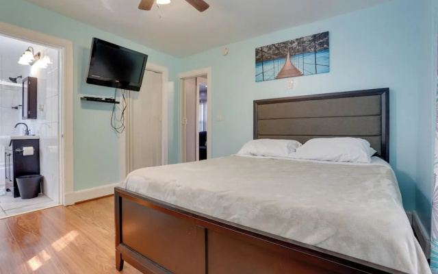 photo 4 of 8 Mi to Metlife Stadium: Pet-friendly Home w/ Yard