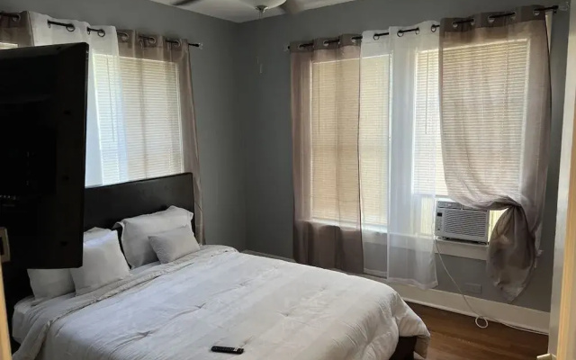 photo 2 of Cozy Downtown 2 Bedroom home
