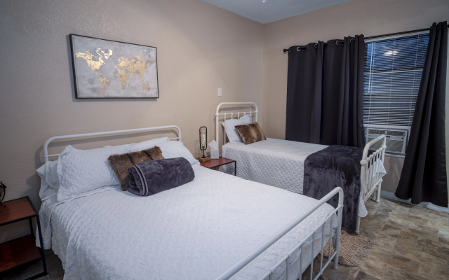 photo 5 of Cozy Downtown Guest House 2br/1ba Sleeps 8