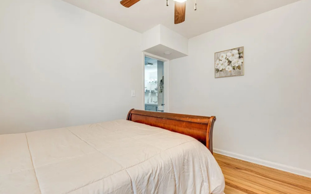 photo 2 of Cozy Atlanta Abode Near Theme Parks, Golf & Shops