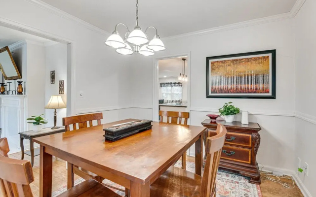 photo 3 of Cozy Atlanta Abode Near Theme Parks, Golf & Shops