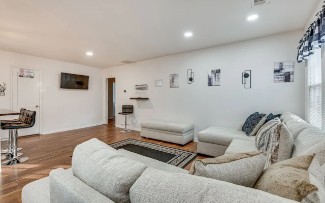 photo 4 of Cozy Atlanta Abode Near Theme Parks, Golf & Shops
