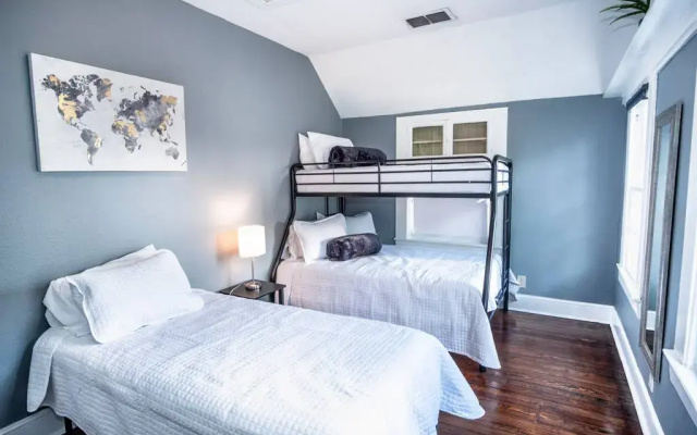 photo 4 of ⭐️Cozy Historic Home <1/2 mile to DT ⭐️Riverwalk ⭐️Alamo⭐️