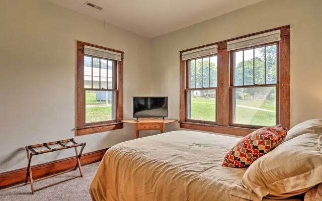 photo 3 of Cozy Home w/ Views < 1 Mi to Lake Junaluska!