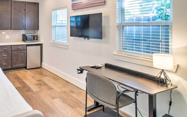 photo 2 of Central & Cozy Houston Studio - Pets Welcome!