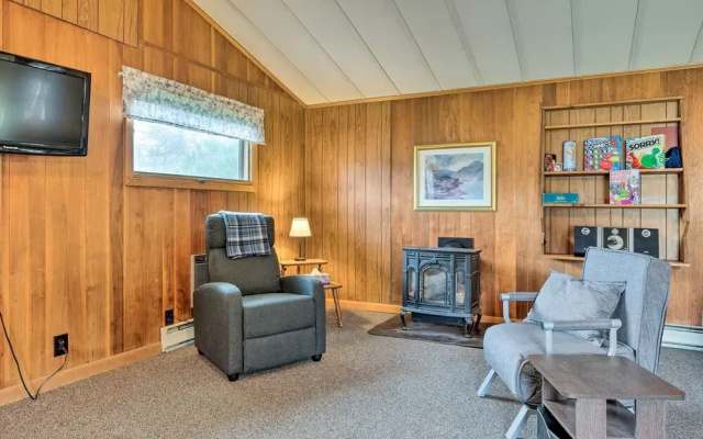 photo 3 of Cozy Franconia Cottage w/ Community Pool & Hot Tub
