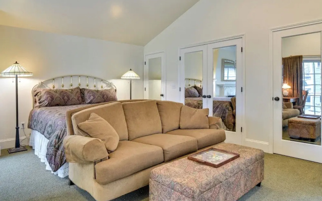 photo 2 of Cozy Portland Studio w/ Electric Fireplace