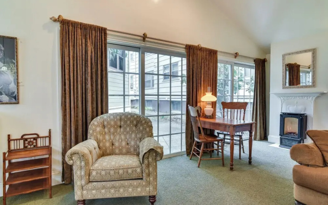 photo 3 of Cozy Portland Studio w/ Electric Fireplace