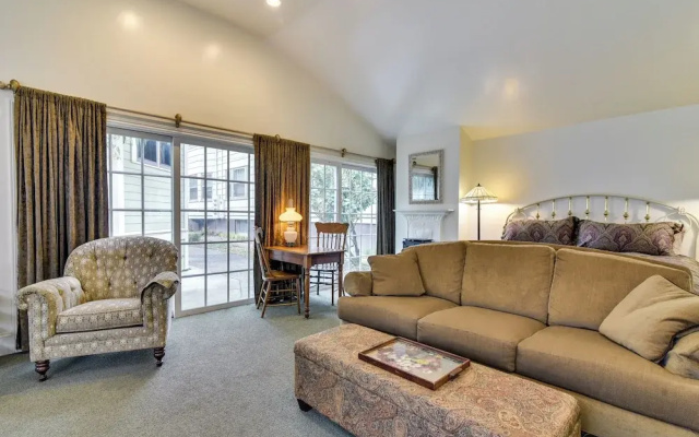 photo 5 of Cozy Portland Studio w/ Electric Fireplace