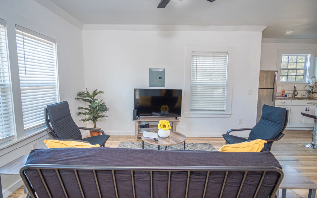 photo 2 of Cozy Remodeled 2br/1ba Near Downtown