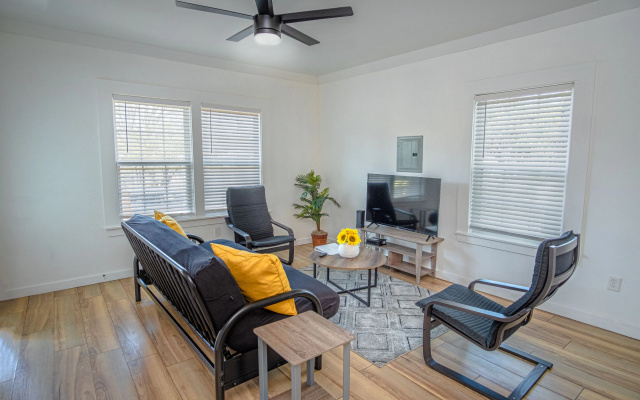 photo 3 of Cozy Remodeled 2br/1ba Near Downtown