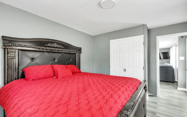 photo 2 of Cozy Retreat In Cincinnati 3 Bedroom Home by RedAwning