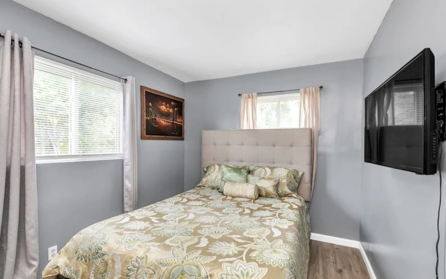 photo 5 of Cozy Retreat In Cincinnati 3 Bedroom Home by RedAwning