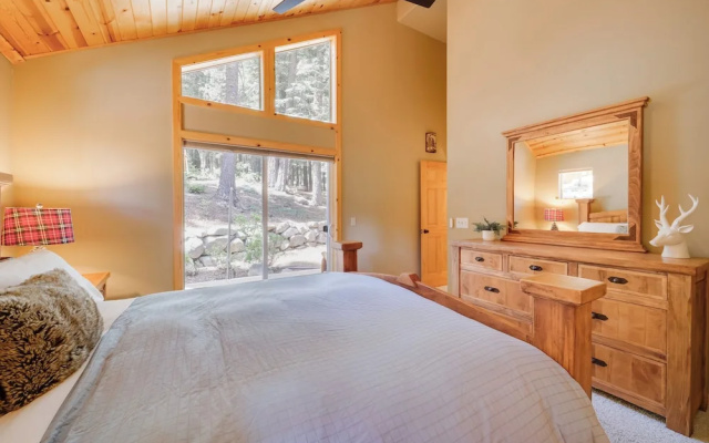 photo 4 of Tahoe Donner Mountain Cabin: Surrounded by Forest!