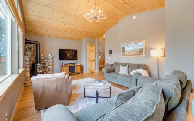 photo 5 of Tahoe Donner Mountain Cabin: Surrounded by Forest!