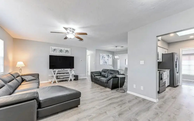 photo 2 of 3 Mi to Venice Beach: Pet-friendly Home w/ Yard