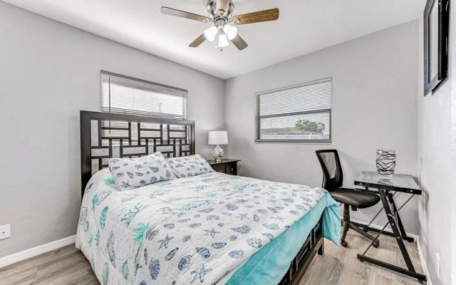 photo 4 of 3 Mi to Venice Beach: Pet-friendly Home w/ Yard