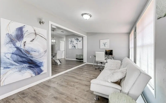 photo 5 of 3 Mi to Venice Beach: Pet-friendly Home w/ Yard