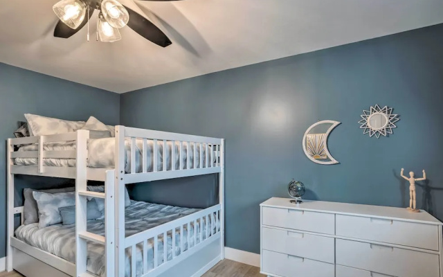 photo 2 of Cozy West Palm Beach Condo: 1 Block to Shore!