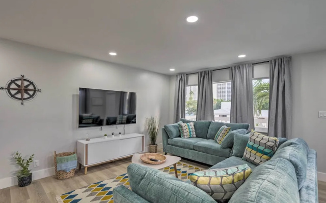 photo 5 of Cozy West Palm Beach Condo: 1 Block to Shore!