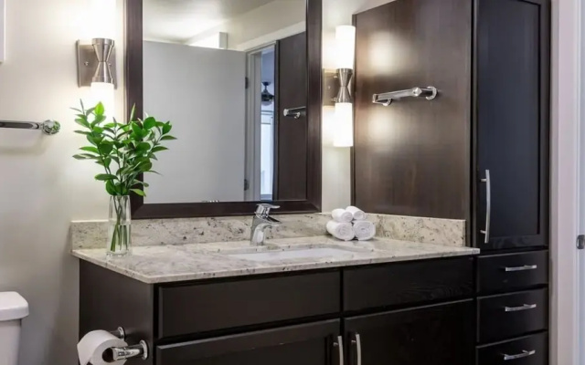 photo 5 of Downtown Dallas CozySuites w/ roof pool, gym #9