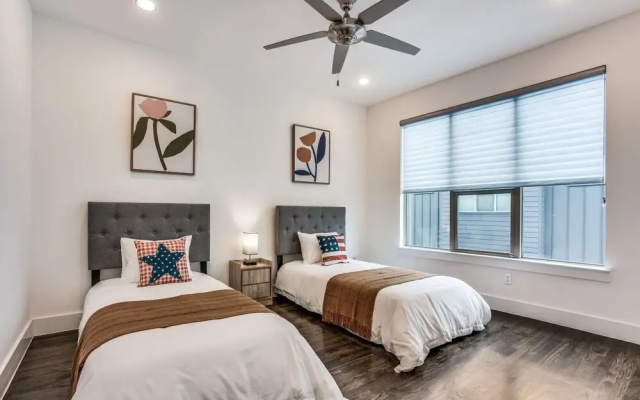 photo 3 of Cozysuites Luxe 3BR Uptown Home Great Rooftop