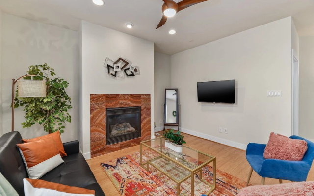 photo 4 of CozySuites Oak Lawn with great rooftop