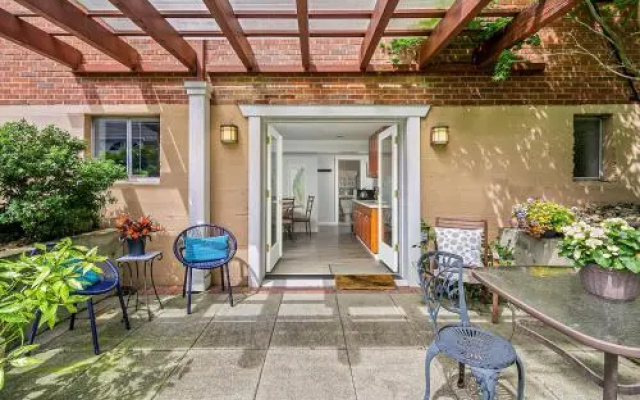 photo 3 of Craftsman Corridor - Free Parking - Fast WIFI - Near UW