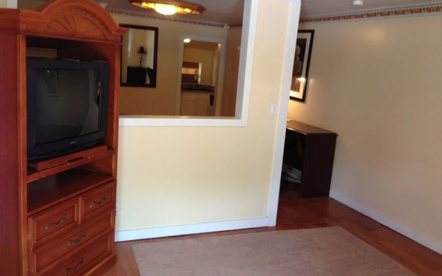 photo 2 of Crest Inn Suites & Cottages